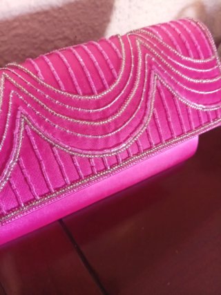 Cartera de raso fucsia para eventos