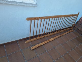 Barandilla de madera para zona de juegos