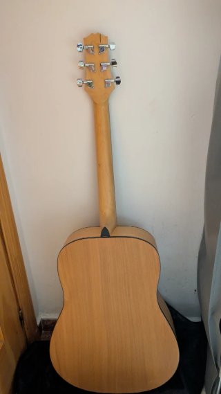 Guitarra con Estuche Negro