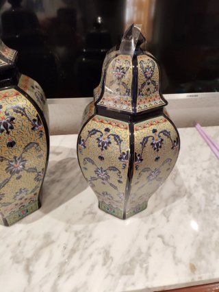 2 Jarrónes  de porcelana con tapa.