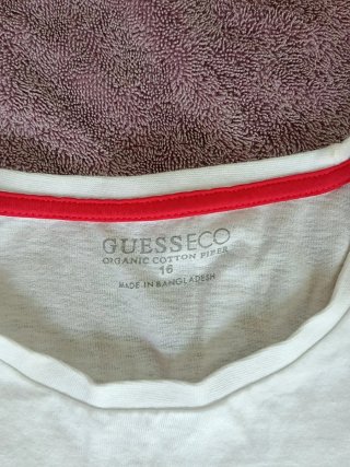 Camiseta Blanca Guess Logo Triángulo