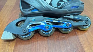 Patines en línea azules y negros