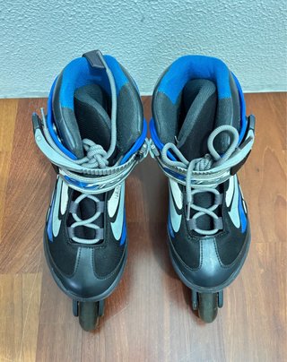 Patines en línea azules y negros