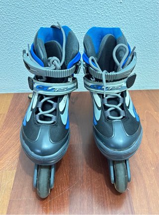 Patines en línea azules y negros