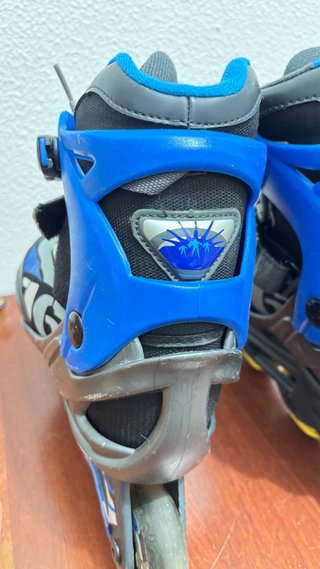 Patines en línea azules y negros