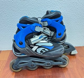 Patines en línea azules y negros