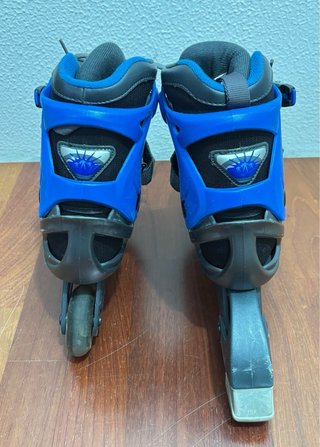 Patines en línea azules y negros