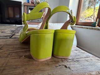 Sandalias de tacón verde lima brillante