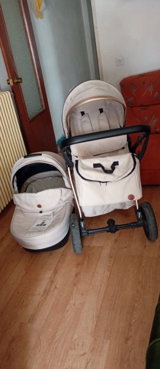 Cochecito bebé color beige