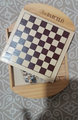 Caja de madera con tablero de ajedrez