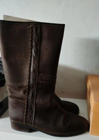 Botas de cuero marrones. Botas camperas