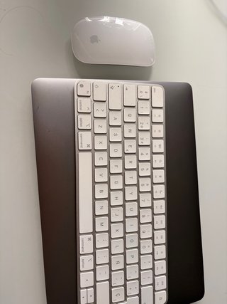 MacBook Pro M1 13 16GB RAM con teclado y mouse