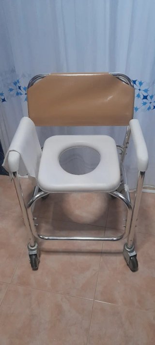 Silla de baño con ruedas