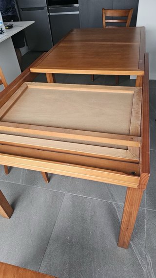 Mesa de comedor de madera con 4 sillas