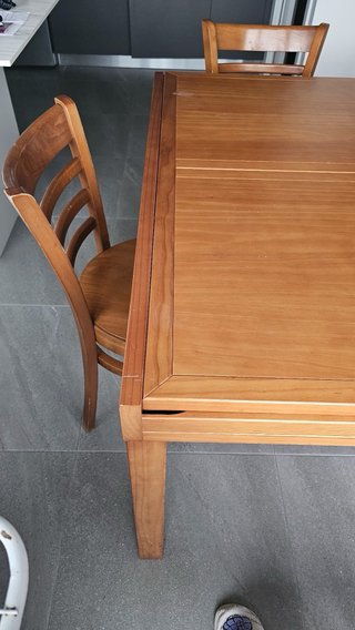 Mesa de comedor de madera con 4 sillas