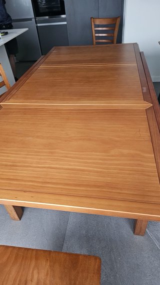 Mesa de comedor de madera con 4 sillas