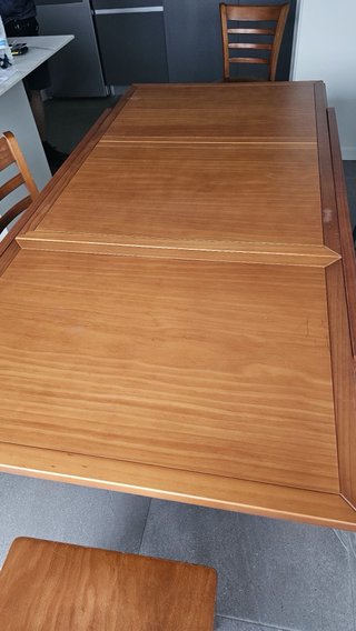 Mesa de comedor de madera con 4 sillas