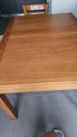 Mesa de comedor de madera con 4 sillas