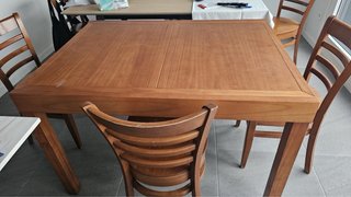 Mesa de comedor de madera con 4 sillas