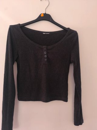 Camiseta gris manga larga botones