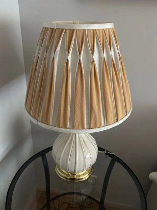 Lámpara de mesa dorada y blanca