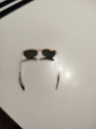 Gafas de sol Ray-Ban doradas y negras