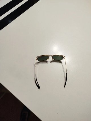 Gafas de sol Ray-Ban doradas y negras