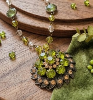 Collar vintage floral cristales verde y dorado