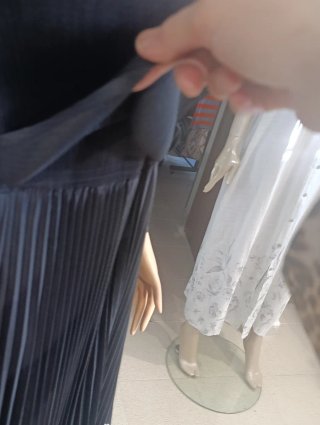 Vestido negro plisado con botones dorados