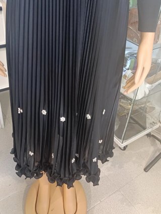 Vestido negro plisado con botones dorados