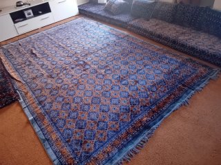 Salón completo con alfombra, almohadas, acolchados
