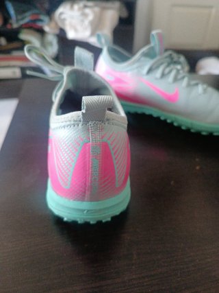 Zapatillas Nike Fútbol Gris y Rosa