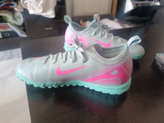 Zapatillas Nike Fútbol Gris y Rosa
