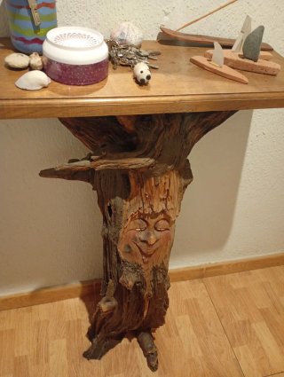 Mesa recibidor y aplique de madera