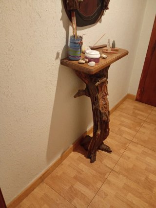 Mesa recibidor y aplique de madera