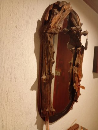 Mesa recibidor y aplique de madera