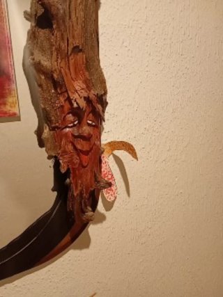 Mesa recibidor y aplique de madera