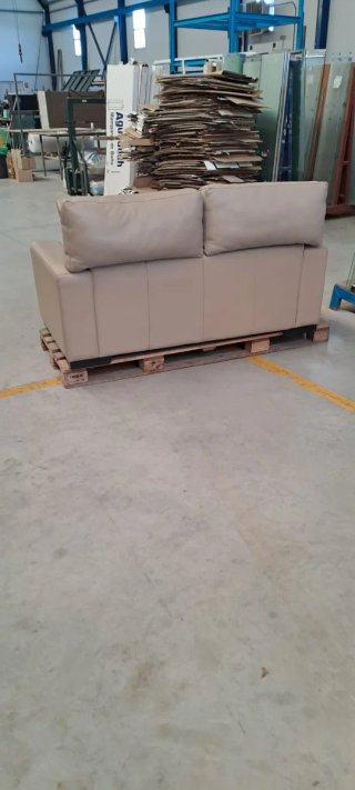 Sofá de piel beige 2 plazas.