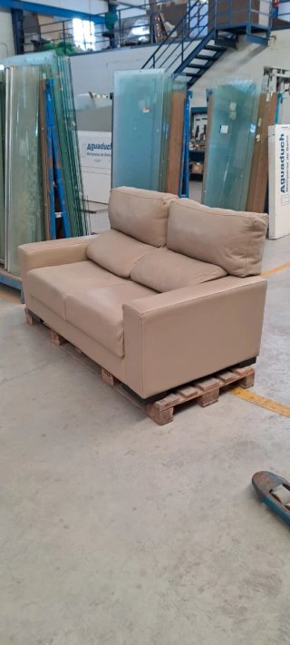 Sofá de piel beige 2 plazas.