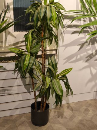 Planta artificial decorativa verde y marrón