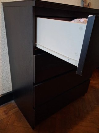 Mesita de noche y cómoda de madera negra