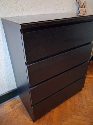 Mesita de noche y cómoda de madera negra