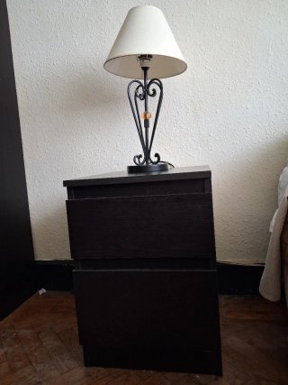 Mesita de noche y cómoda de madera negra