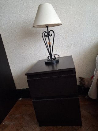 Mesita de noche y cómoda de madera negra