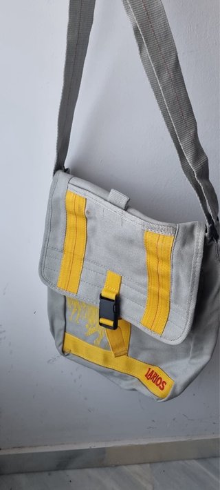 Mochila gris y amarilla