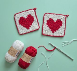 Presine uncinetto con cuore rosse e panna