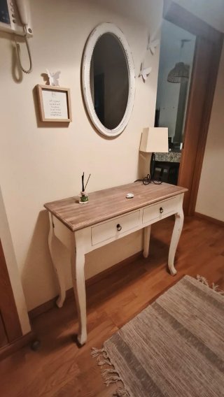 Mesa recibidor madera blanca y marrón