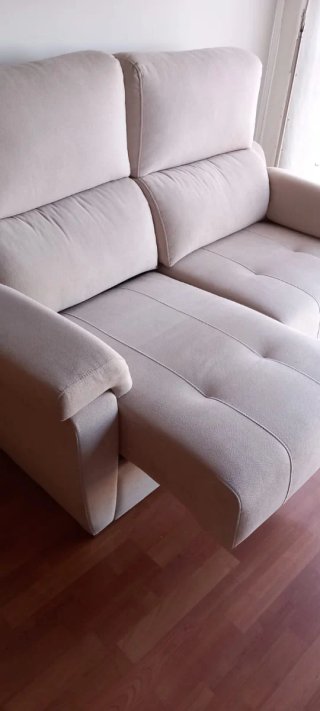 Sofá 2 plazas beige 150cm L x 77cm H x 100cm A.