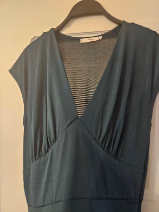 Vestido elástico verde de punto de seda de Mango