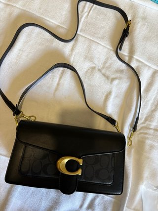 Mala Coach preta com detalhe dourado